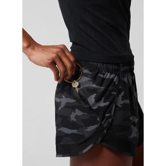 ATHLETA PRINTED MESH RACER RUN SHORT 4” black camo size large - Picture 3 of 14
